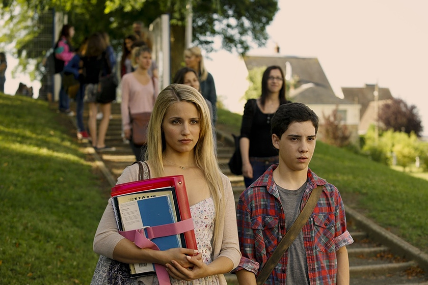 Dianna Agron y John D'Leo en Malavita