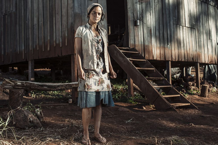 Alice Braga en Ardor. La justicia de los débiles