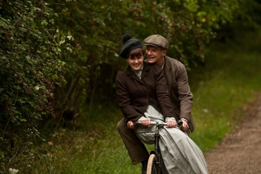 Jack O'Connell y Alexandra Roach en soldado-peaceful