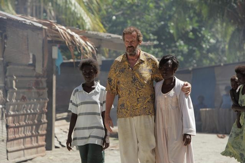 Hugh Laurie y Xzannjah Matsi en Mr. Pip