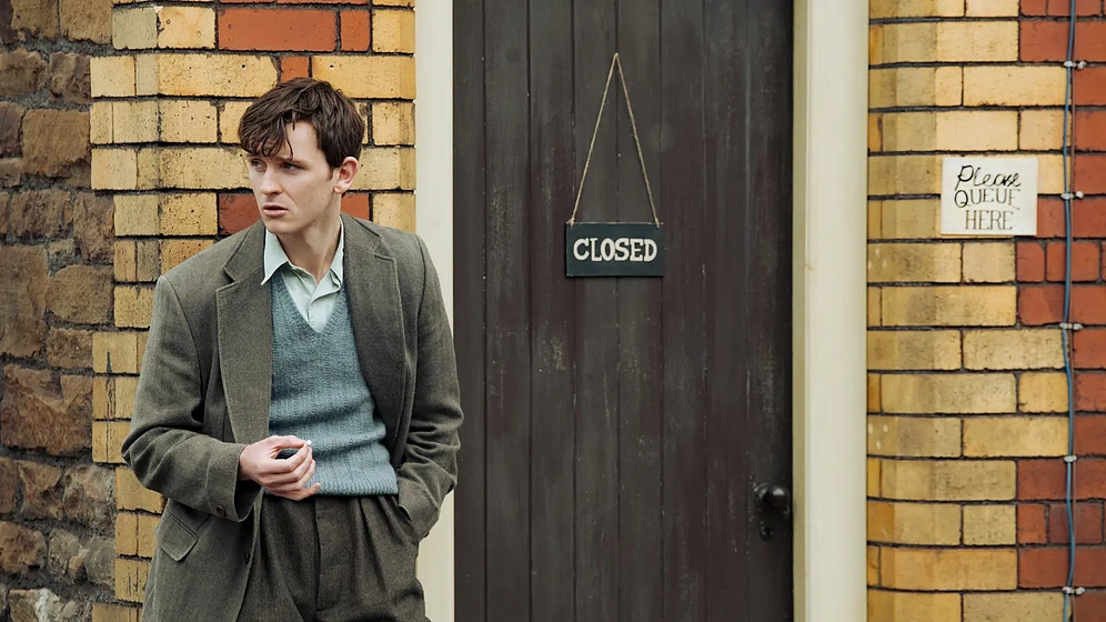 Harry Lawtey en Mr. Burton