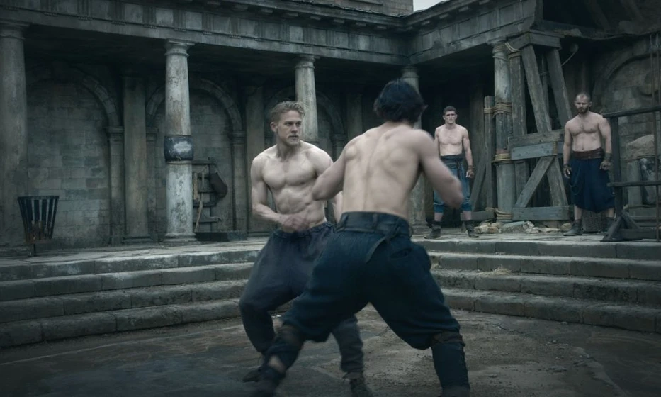 Charlie Hunnam en rey-arturo-la-leyenda-de-excalibur