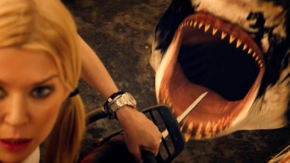 Tara Reid en trailer-park-shark