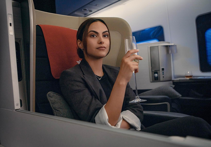 Camila Mendes en Upgrade: Primera Clase