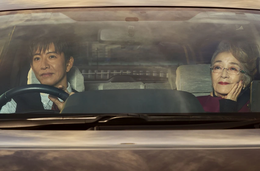 Takuya Kimura y Chieko Baisho en un-taxi-en-tokio