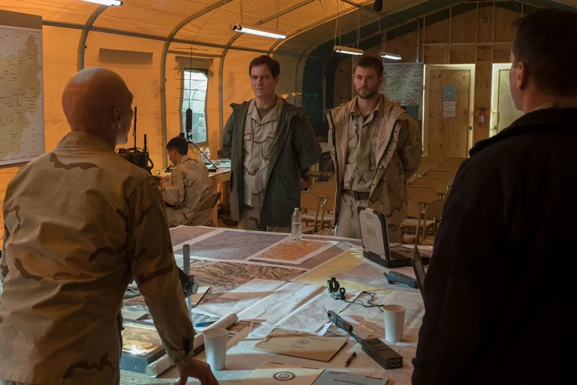 Michael Shannon y Chris Hemsworth en 12-valientes