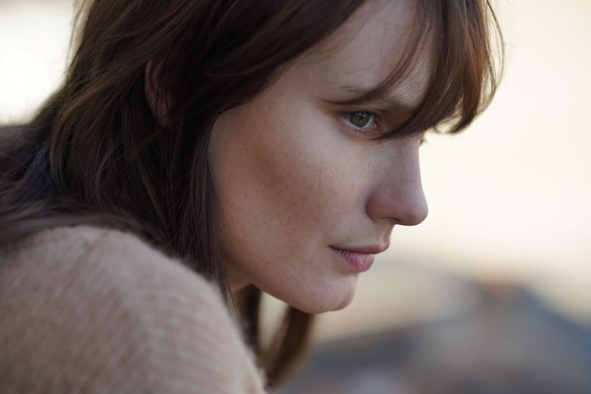 Ana Girardot en Tan Cerca, tan Lejos