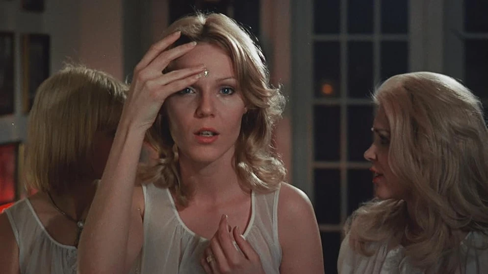 Jennifer Welles, Mary Mendum y Chris Jordan en confessions-of-a-young-american-housewife