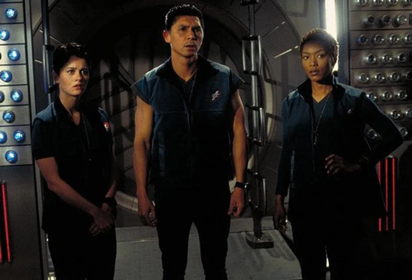 Lou Diamond Phillips, Angela Bassett y Robin Tunney en supernova-el-fin-del-universo