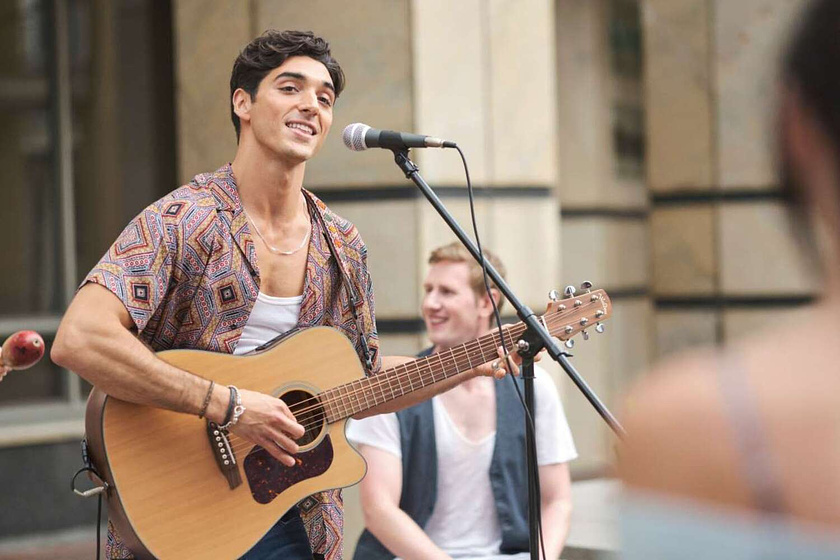 Taylor Zakhar Perez en mi-primer-beso-2