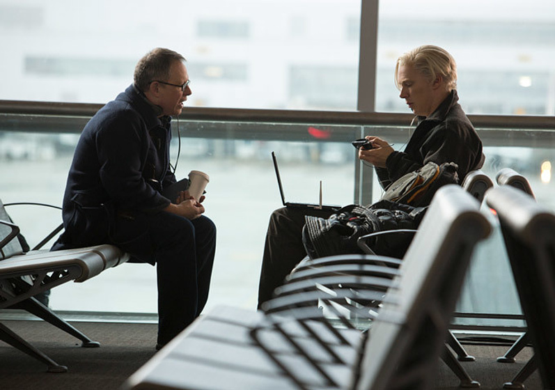 Bill Condon y Benedict Cumberbatch en El Quinto Poder