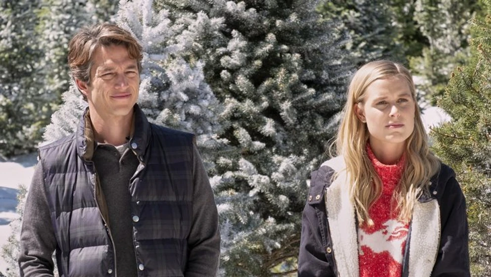 Bobby Campo y Lily Anne Harrison en campamento-de-navidad