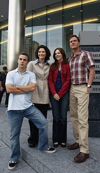 Mary Elizabeth Mastrantonio, Amber Tamblyn, Tim DeKay y Daniel Clark en la-hija-de-los-russell