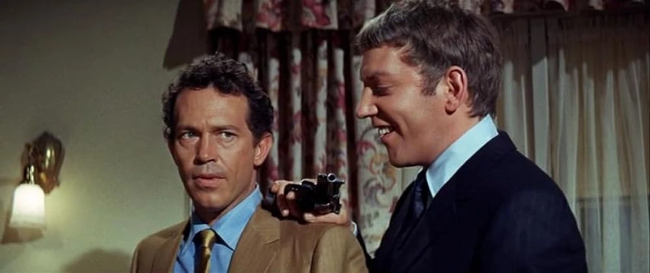 Warren Oates y Donald Sutherland en el-reparto