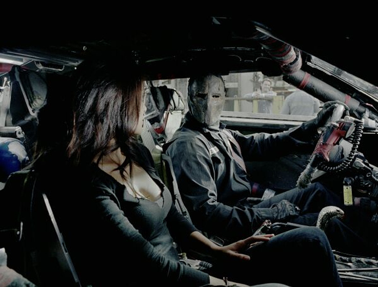 Jason Statham y Natalie Martinez en La Carrera de la Muerte