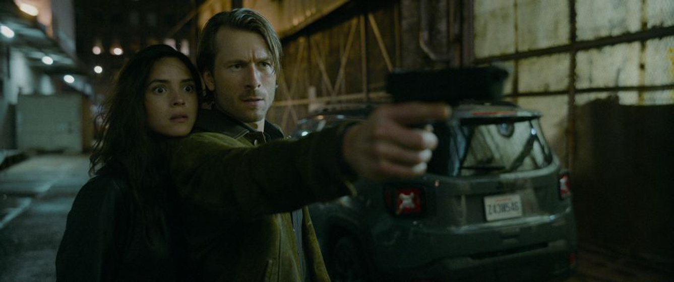 Glen Powell y Adria Arjona en Hit Man