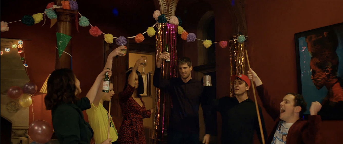 Antonia Clarke, Joshua McGuire, Georgina Campbell, Graham Dickson y Tom Stourton en Todos me odian