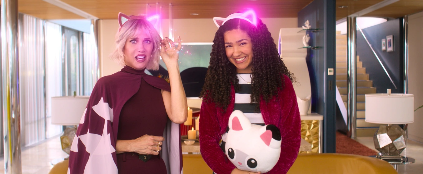 Kristen Wiig y Laila Lockhart Kraner en la-casa-de-munecas-de-gabby-la-pelicula