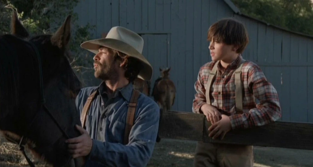 Luke Perry y Wyatt Smith en la-promesa-del-pistolero