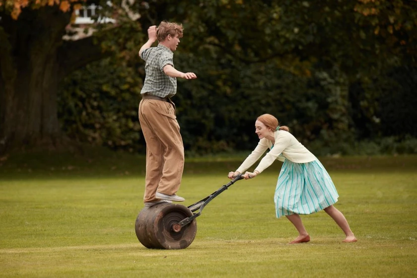 Saoirse Ronan y Billy Howle en en-la-playa-de-chesil