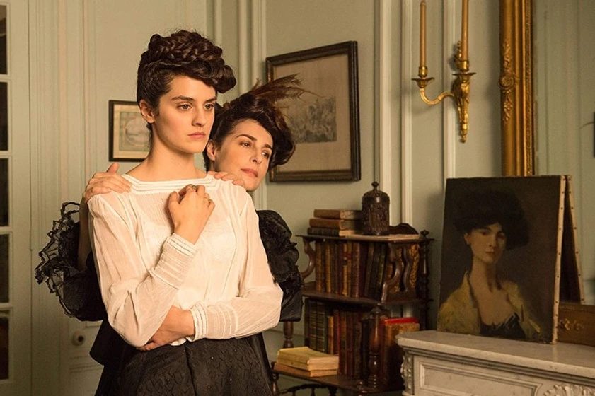 Amira Casar y Noémie Merlant en curiosa