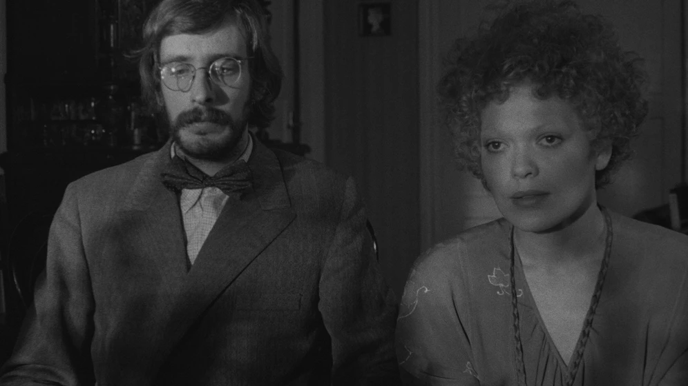 Lembit Ulfsak y Elle Kull en daisy-petal-game
