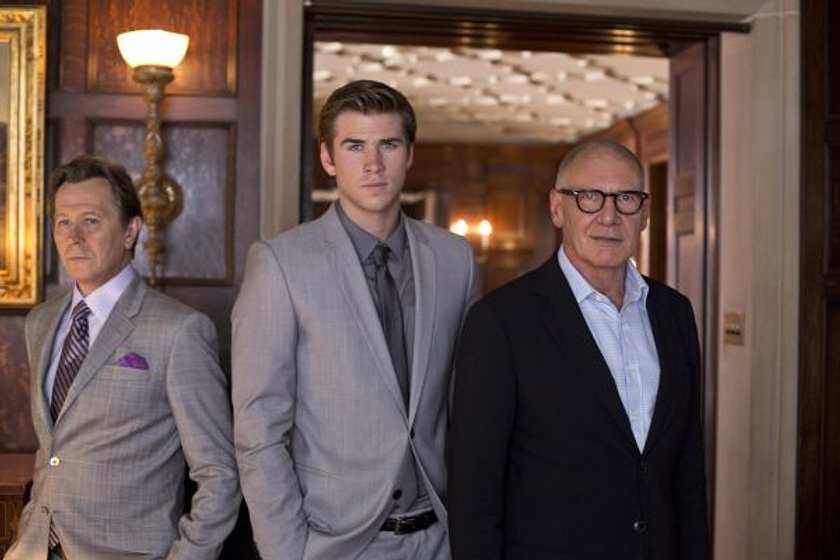 Gary Oldman, Harrison Ford [I] y Liam Hemsworth en El Poder del Dinero