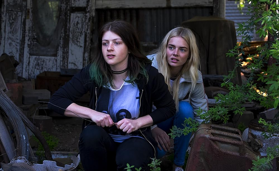Samara Weaving y Sara West en bad-girl-2016