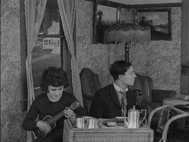 Buster Keaton y Bartine Burkett en el-guardaespaldas-1921