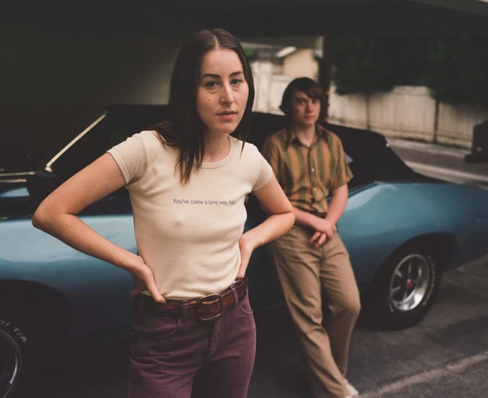 Alana Haim y Cooper Hoffman en licorice-pizza