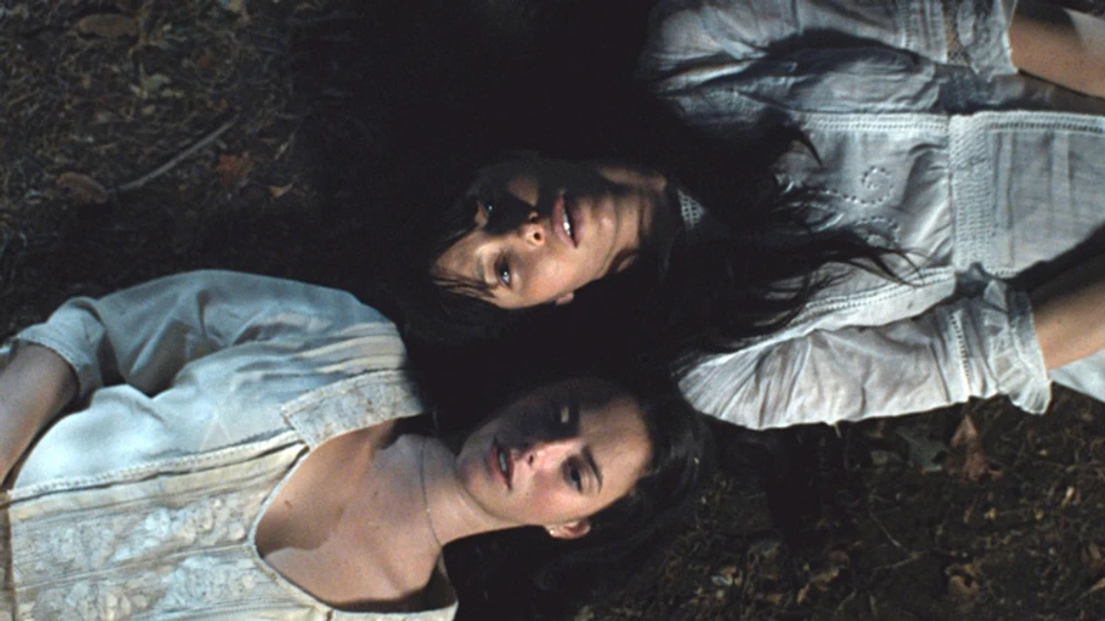 Jessica Biel y Kaya Scodelario en the-truth-about-emanuel