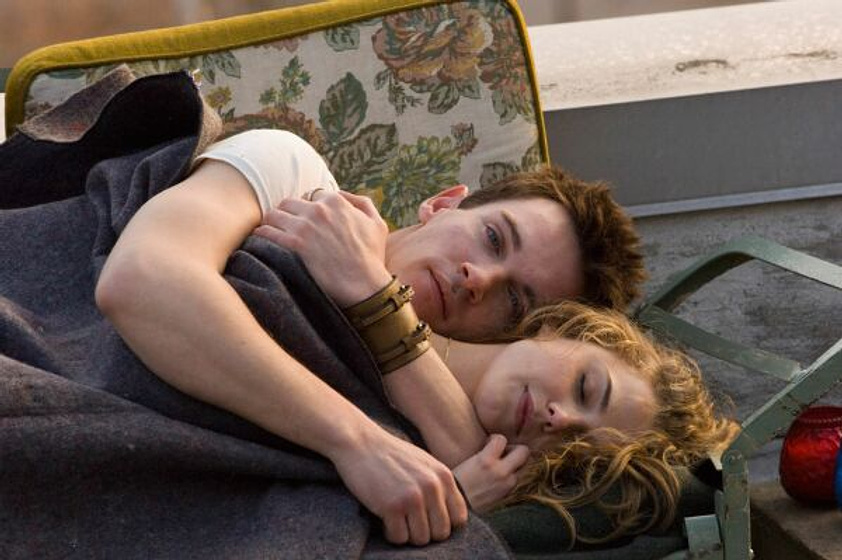 Jonathan Rhys-Meyers y Keri Russell en El Triunfo de un Sueño