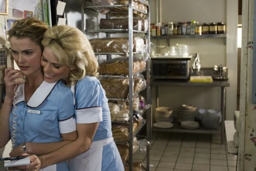 Keri Russell y Cheryl Hines en la-camarera