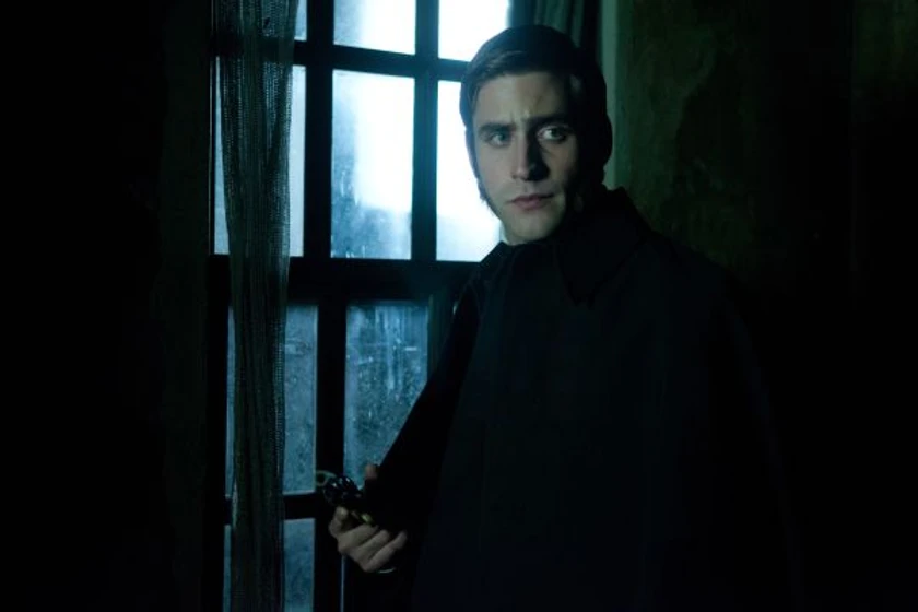 Oliver Jackson-Cohen en el-enigma-del-cuervo