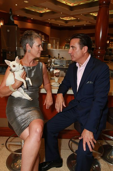 Jamie Lee Curtis y Andy Garcia en Un Chihuahua en Beverly Hills