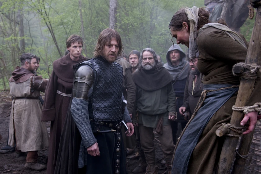 Sean Bean y Eddie Redmayne en black-death-garra-negra