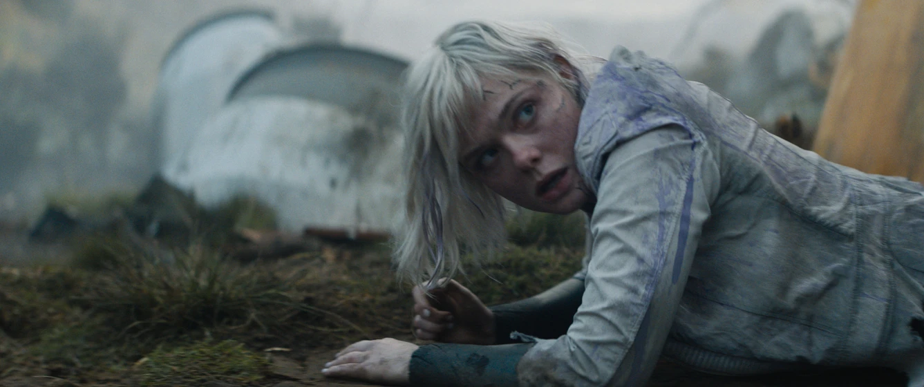 Elle Fanning en predator-badlands