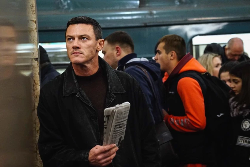 Luke Evans y Sasha Luss en anna