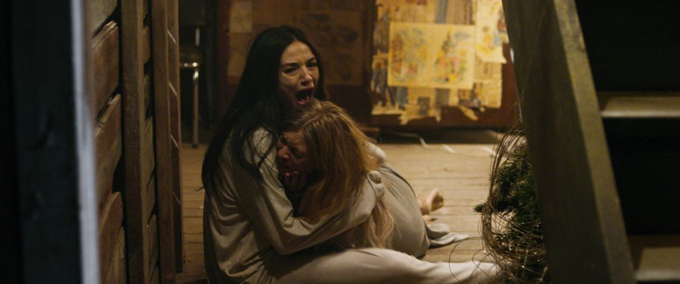 Anastasia Phillips y Crystal Reed en Ghostland