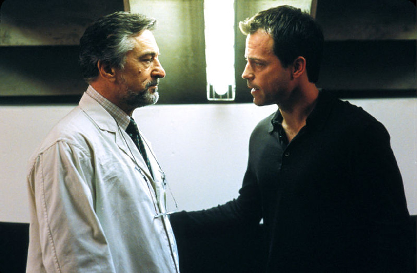 Robert De Niro y Greg Kinnear en El Enviado (2004)