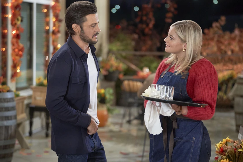 Tyler Hynes y Lauren Alaina en roadhouse-romance