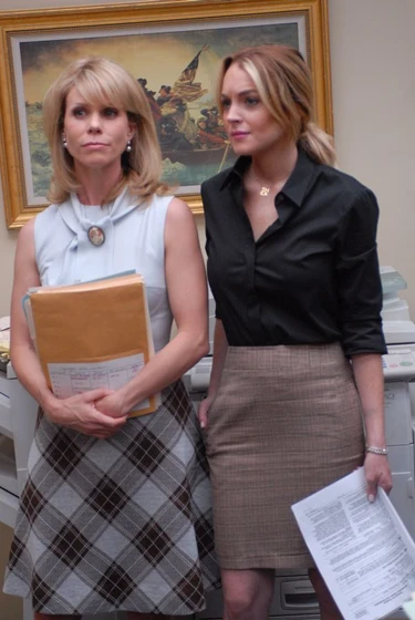 Lindsay Lohan y Cheryl Hines en un-trabajo-embarazoso