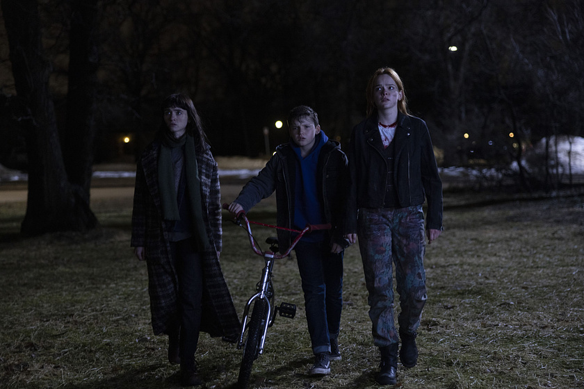 Natalia Dyer, Benjamin Evan Ainsworth y Laurel Marsden en Juega o Muere