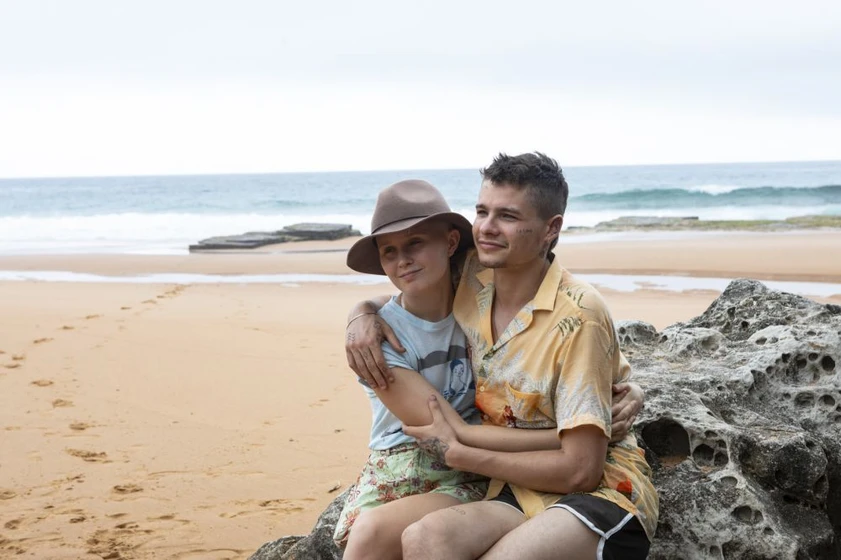 Toby Wallace y Eliza Scanlen en el-glorioso-caos-de-la-vida