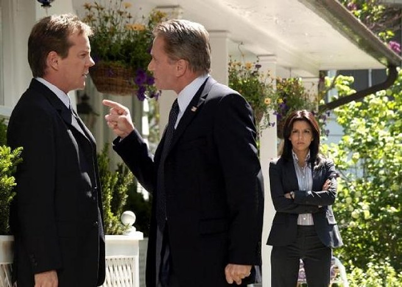 Michael Douglas, Kiefer Sutherland y Eva Longoria en La Sombra de la Sospecha