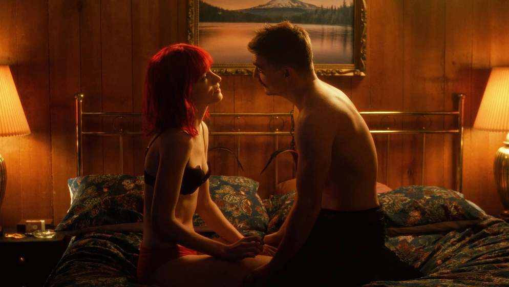 Kyle Gallner y Willa Fitzgerald en strange-darling