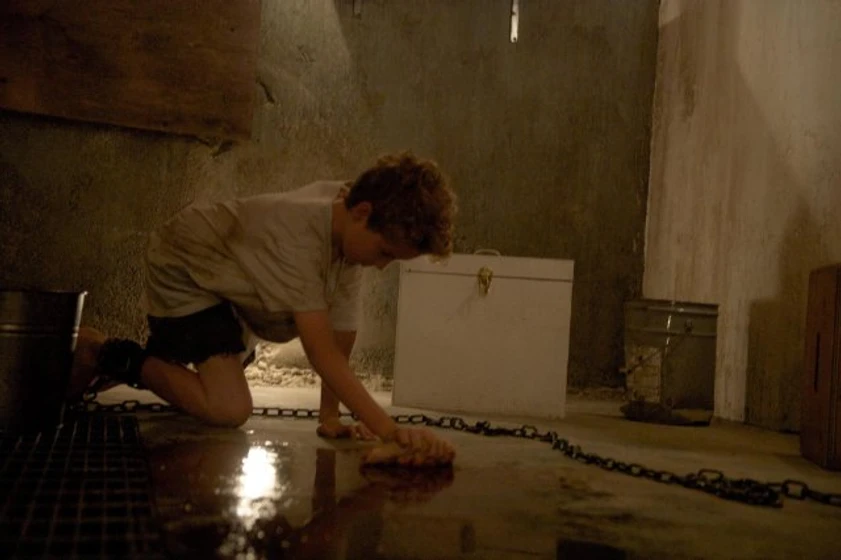 Evan Bird en chained