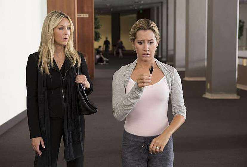 Heather Locklear y Ashley Tisdale en Scary Movie 5