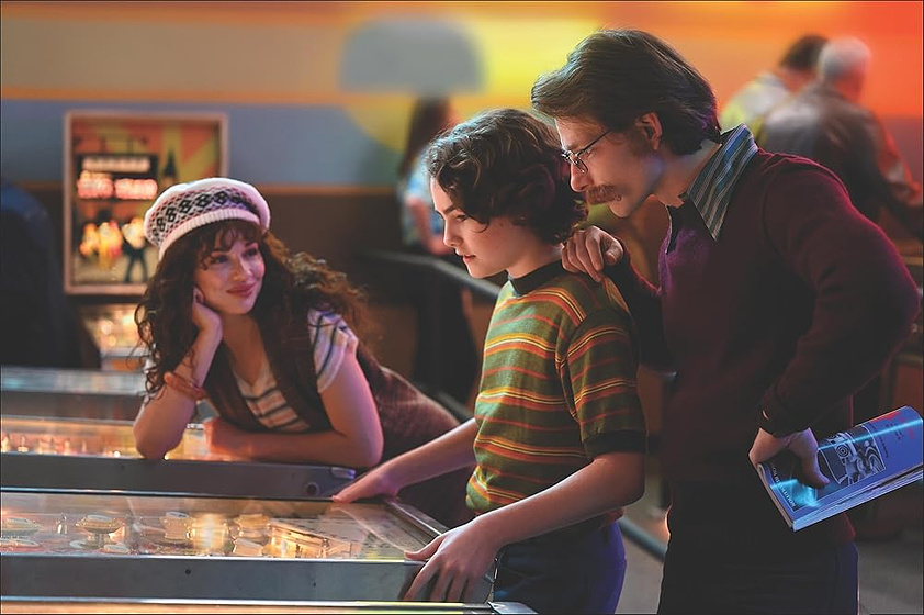Crystal Reed, Christopher Convery y Mike Faist en Pinball: El Hombre que Salvó el Juego