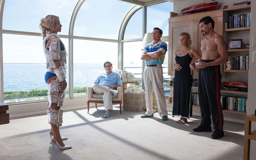 Leonardo DiCaprio, Jon Bernthal, Jonah Hill y Margot Robbie en El Lobo de Wall Street